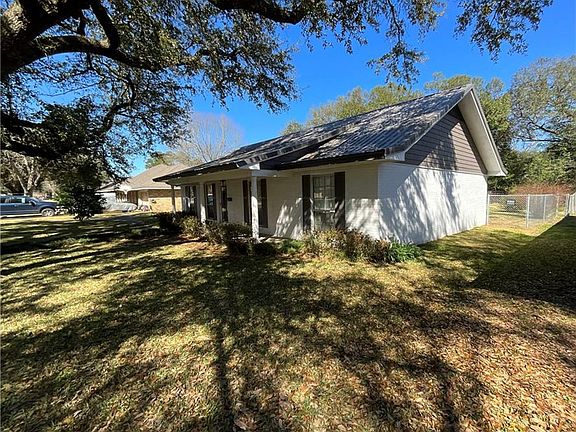 5th image of 707 Sweetbriar Dr