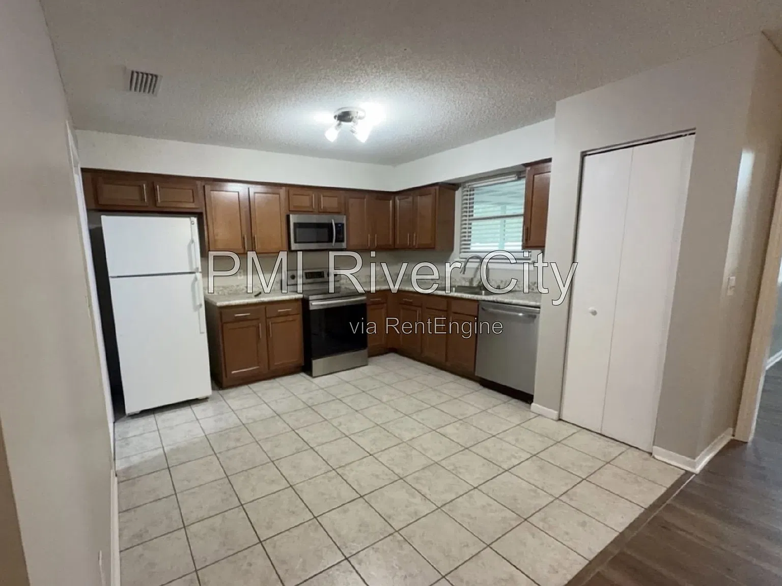 3 bed, 2.0 bath, 1079 sqft, $1,900 — Photo 3