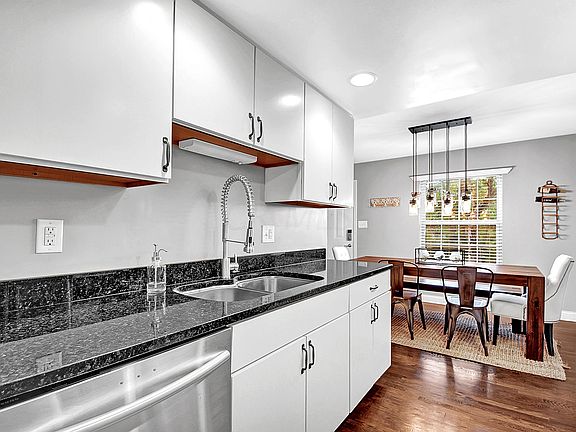 4th image of 2572 Shore Line Ln