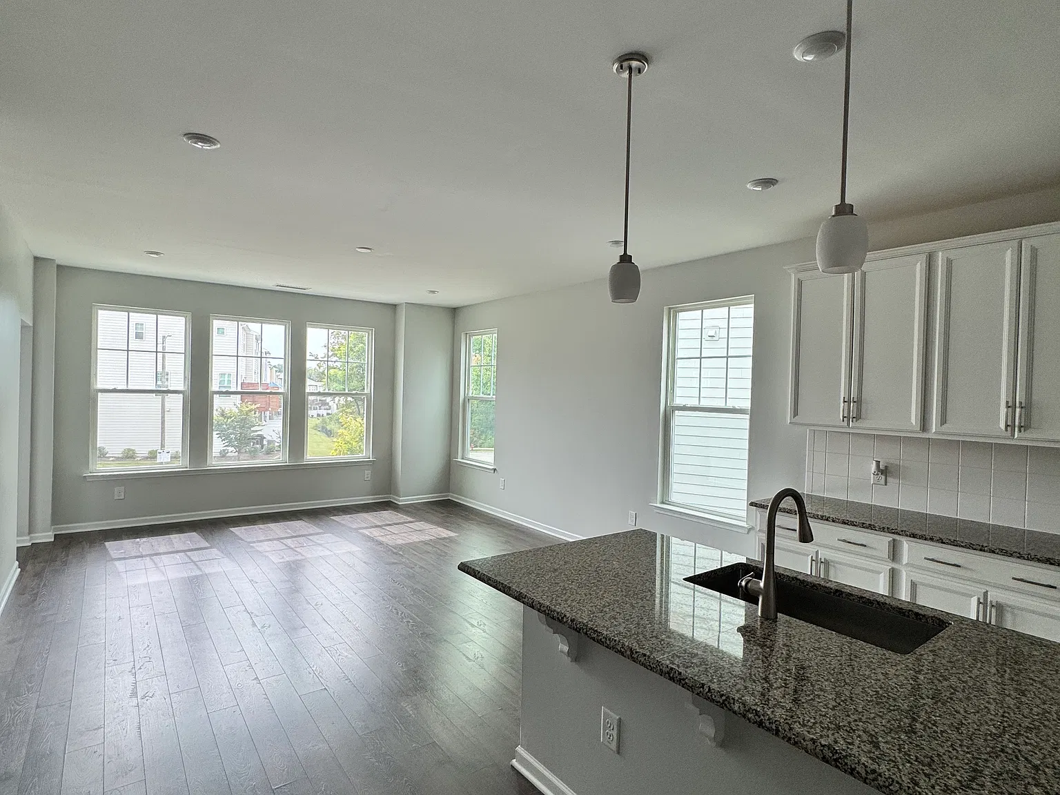 4 bed, 3.5 bath, 2349 sqft, $2,350 — Photo 4