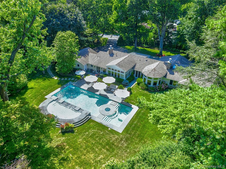 1st image of 10 Woodland Drive