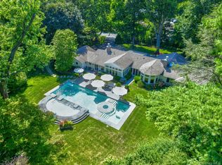 10 Woodland Dr, Sands Point, NY 11050