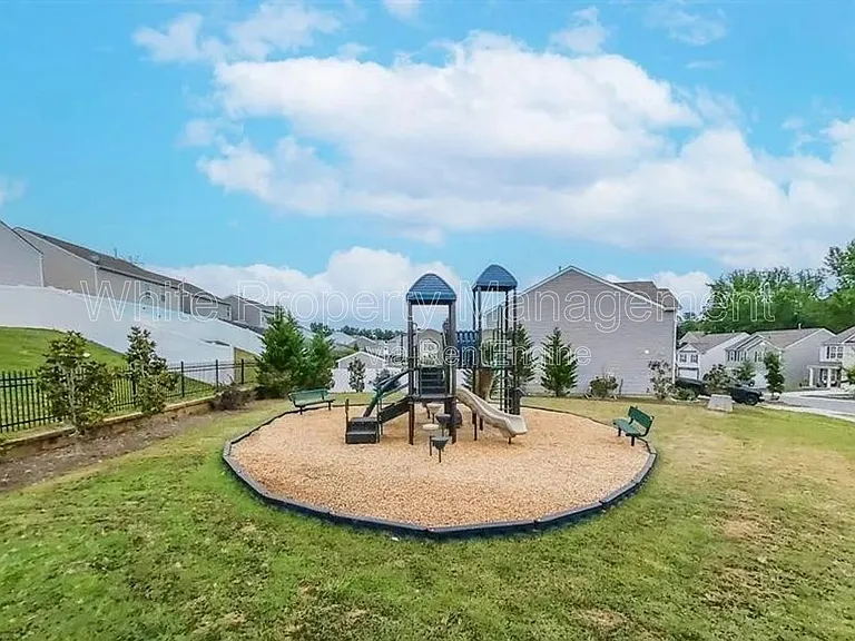 1525 Lilly Springs Pl — Photo 32