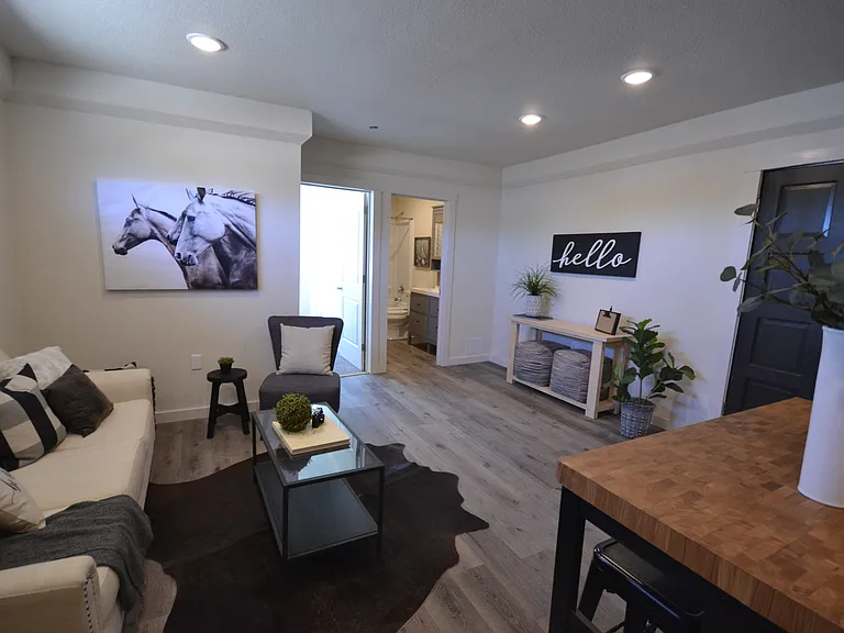 560 SW Paiute St #B — Photo 2