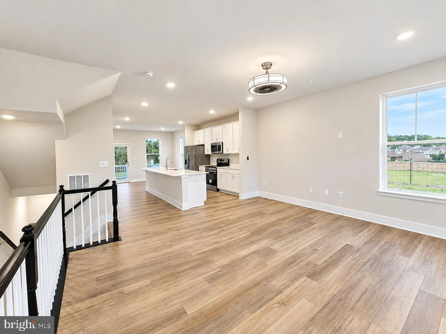 3 bed, 3.5 bath, 2280 sqft, $2,400 — Photo 2