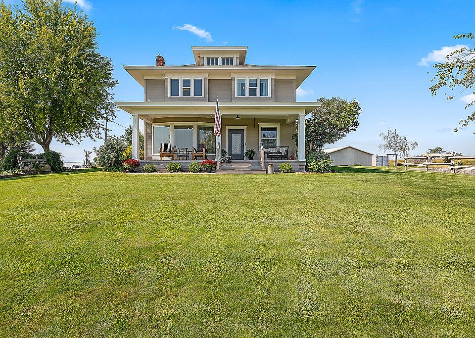 CLASSIC  FAMILY FARMHOUSE