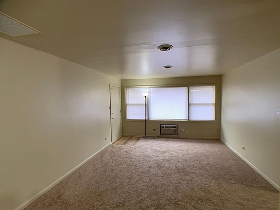 5th image of 916 Parkwood Dr APT 2E