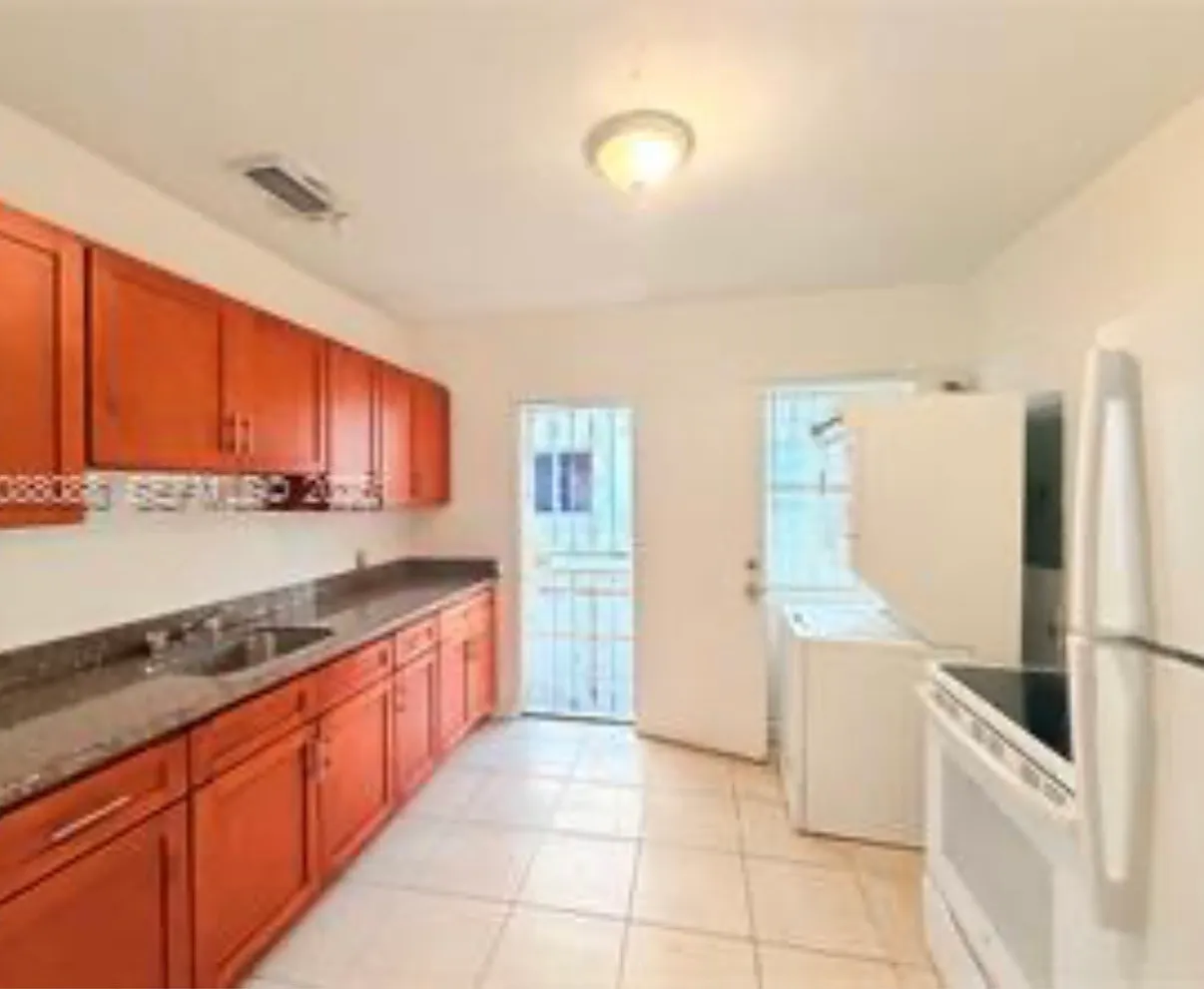 2 bed, 1000 sqft, $2,200 — Photo 2