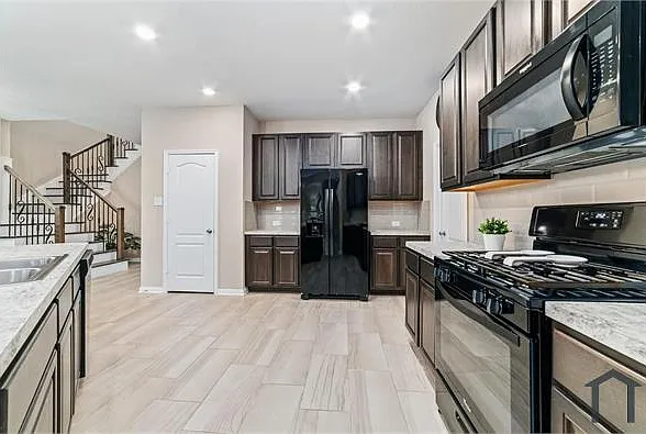 3 bed, 2553 sqft, $2,700 — Photo 3