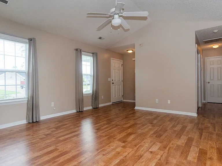 2716 Valor Dr — Photo 2