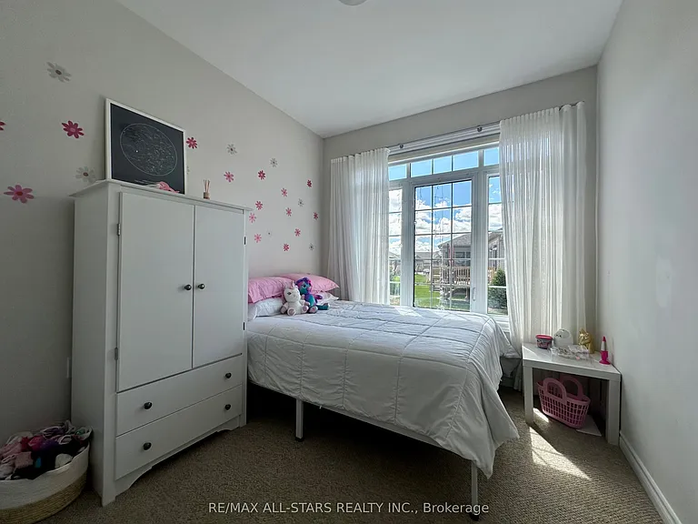 17 Lakewood Cres #3 — Photo 4