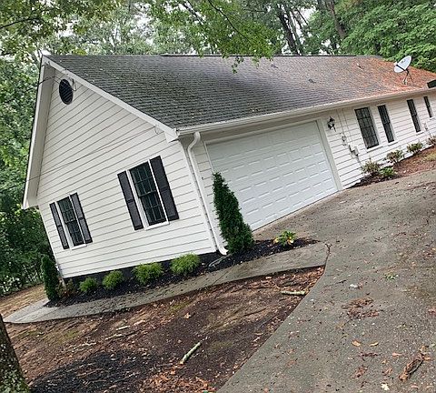 3rd image of 1921 Shady Creek Ln