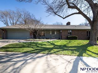 1820 Greenbriar Ln, Lincoln, NE 68506