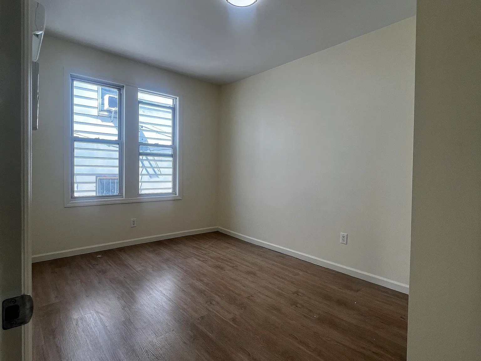 3 bed, 1100 sqft, $3,373 — Photo 4