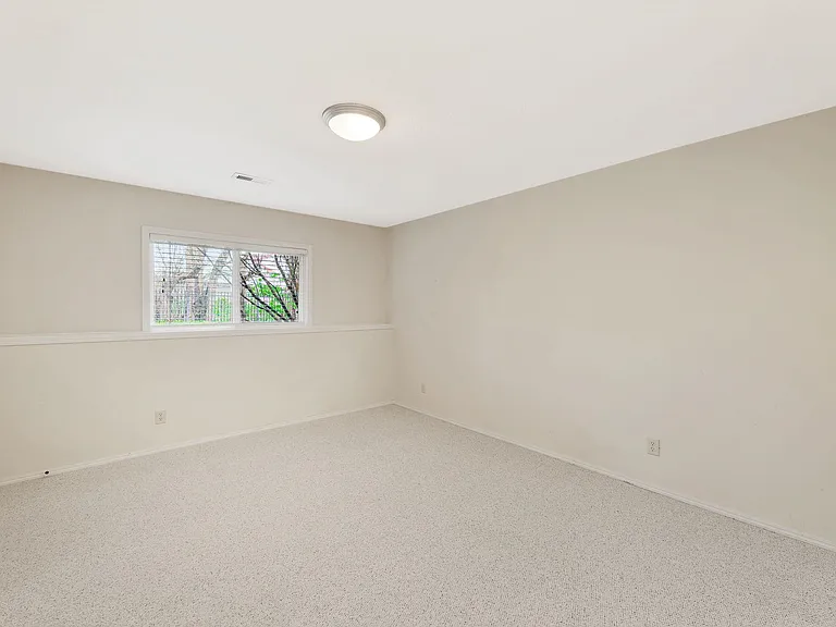 4923 Farmstead Ct — Photo 33