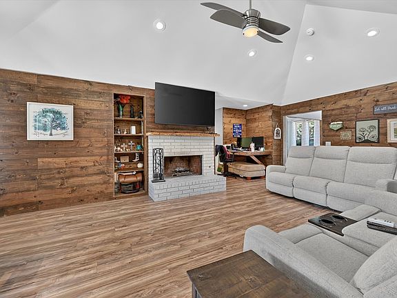 3rd image of 802 Green Brook Dr
