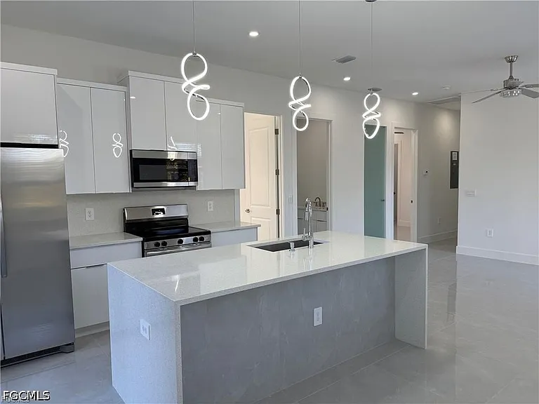 207 W 15th St — Photo 12