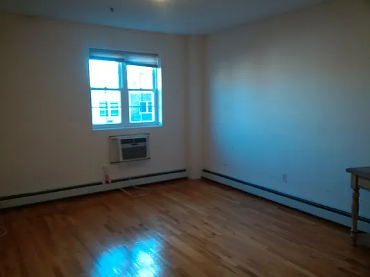 Rented by Halvatzis Realty | media 2