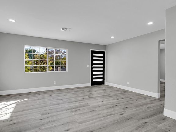 4th image of 15939 Leadwell St