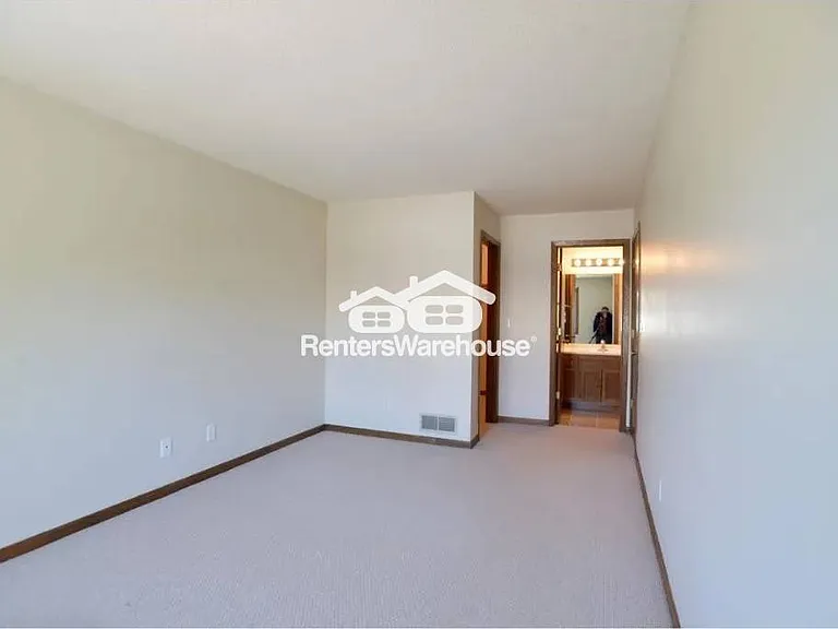 2323 Amberwood Dr — Photo 12