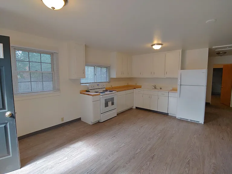 2348 River Rd — Photo 2
