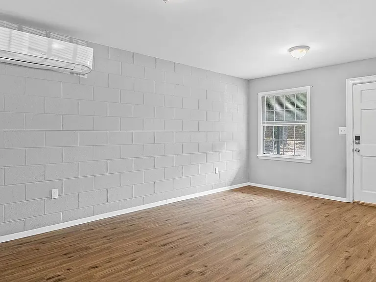 125 Honeysuckle Ln — Photo 6