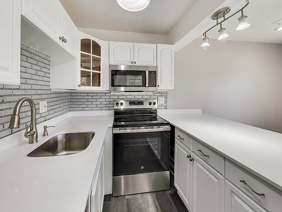 3rd image of 22 Jamaica Colony APT 1