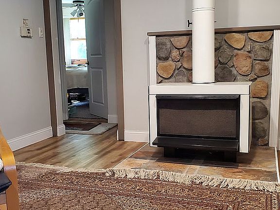 Entry room with fireplace 