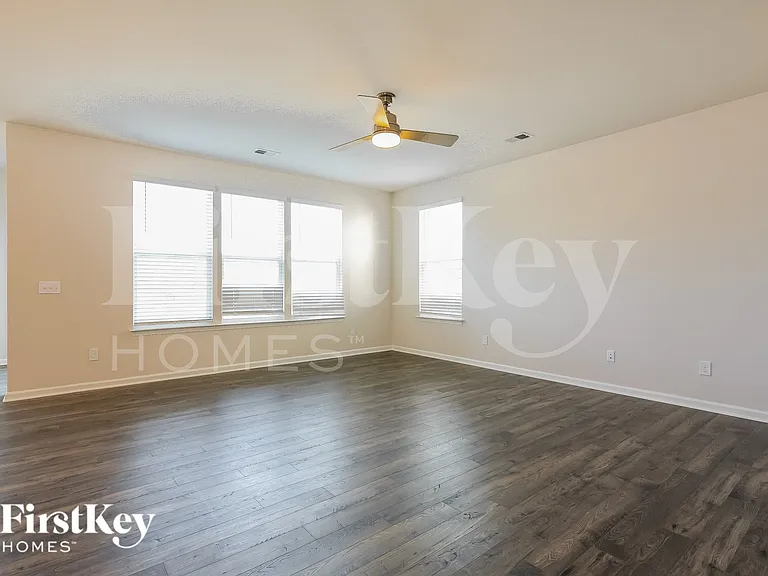 557 Hillpark Ln — Photo 4