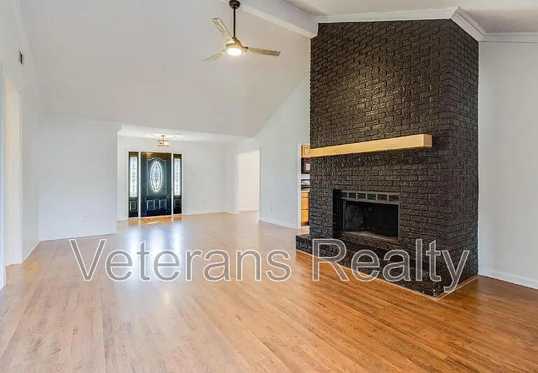 1210 Spring Dr — Photo 5