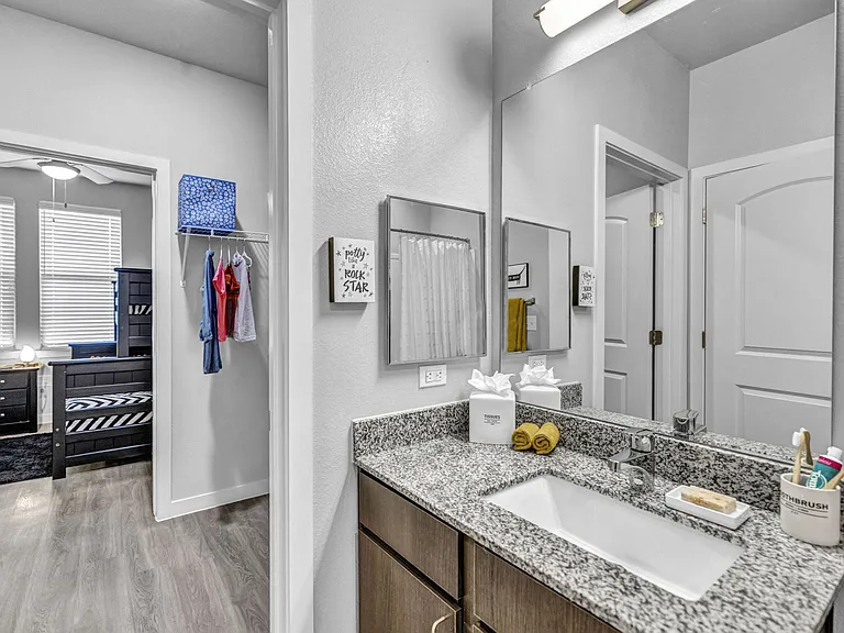 Seven07 Lofts — Photo 21