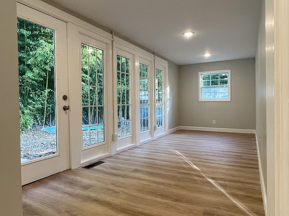 Flex space with full view of back yard