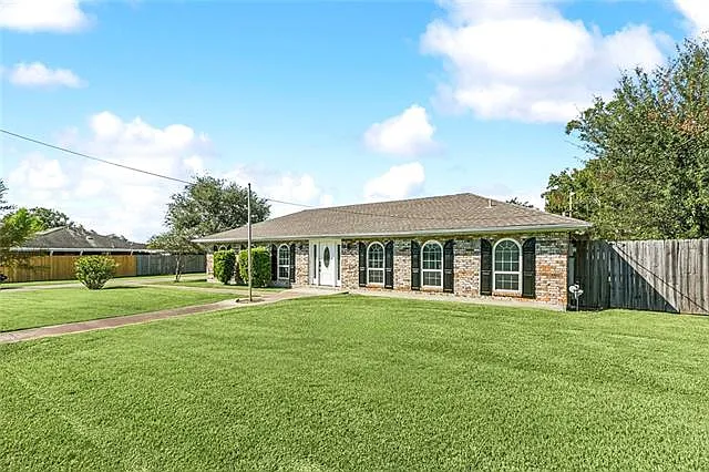 5 bed, 3.5 bath, 2365 sqft, $2,850 — Photo 2