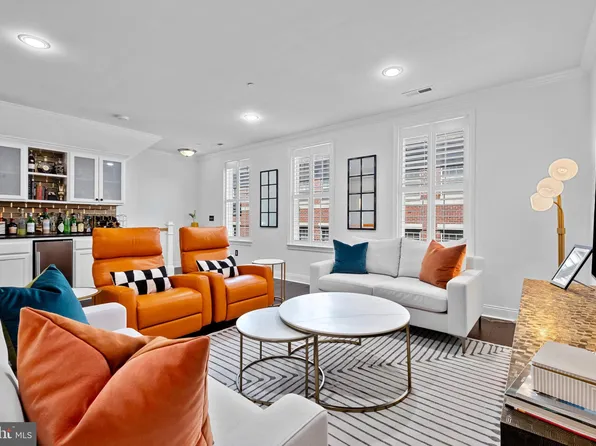 110 Commodore Ct, Philadelphia, PA 19146