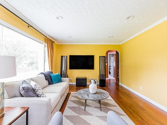 3rd image of 650 Valley View Dr