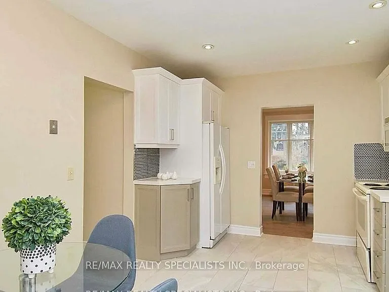 1395 Lorne Park Rd — Photo 9