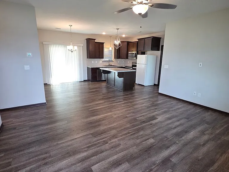 1553 N Aster Cir — Photo 2