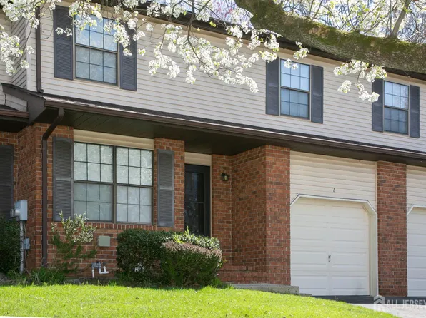 7 Cactus Ct, Edison, NJ 08820