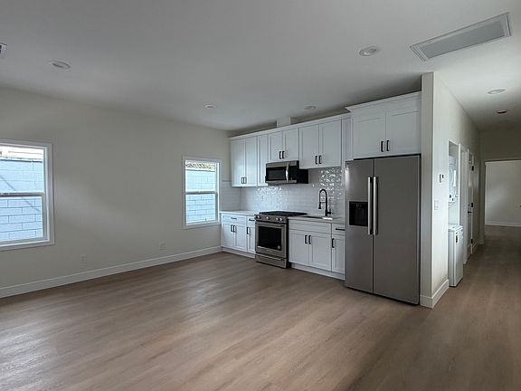 5th image of 1608B S Songish St