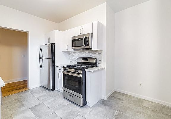 3rd image of 135 Clarkson Ave APT A4