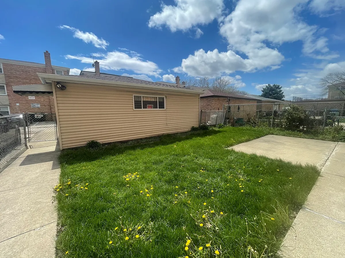 Building Photo - 8645 W Summerdale Ave #1