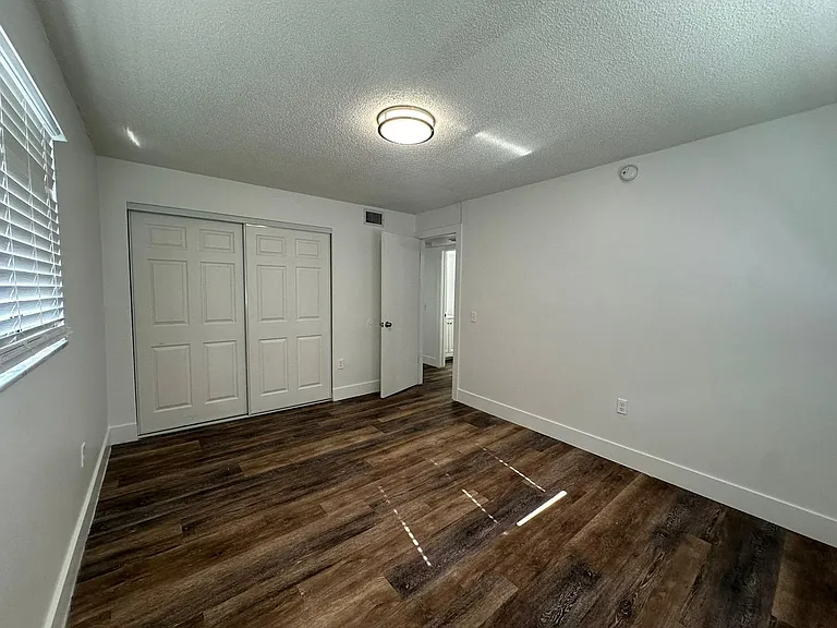 529 SW 4th St — Photo 27