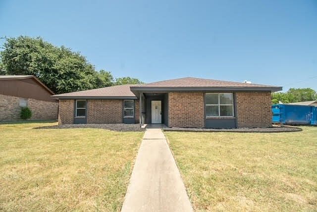 1st image of 300 Oakwood Ln