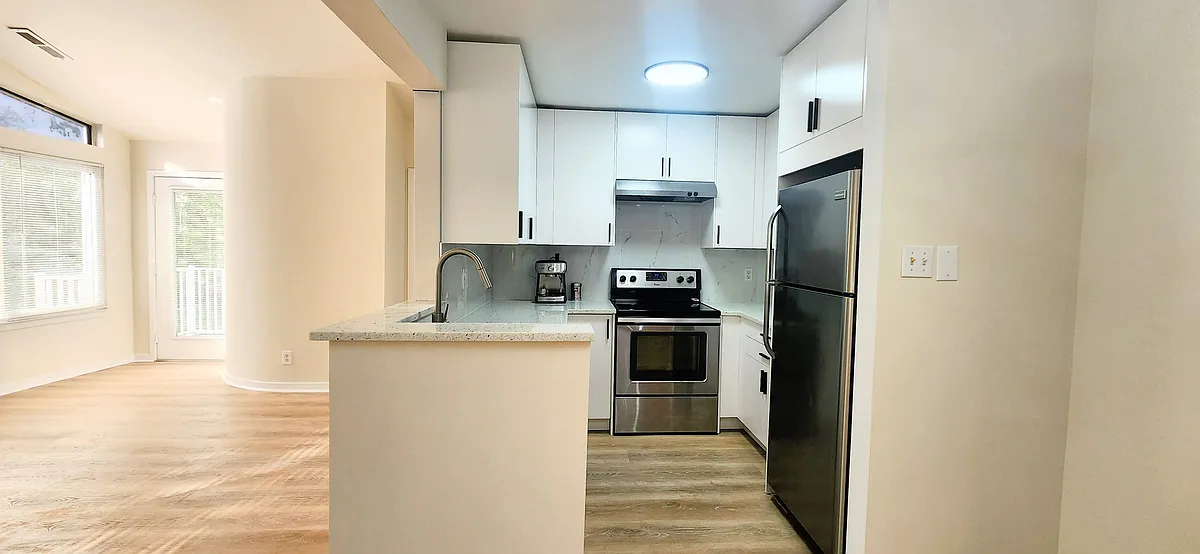 New high ceiling cabinets - 137 Heather Croft #137