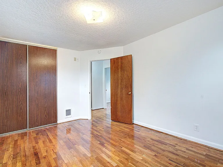 4706 Sheridan Dr — Photo 10