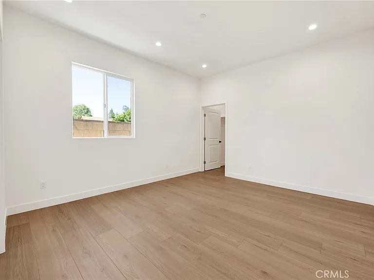 22538 Roscoe Blvd — Photo 8