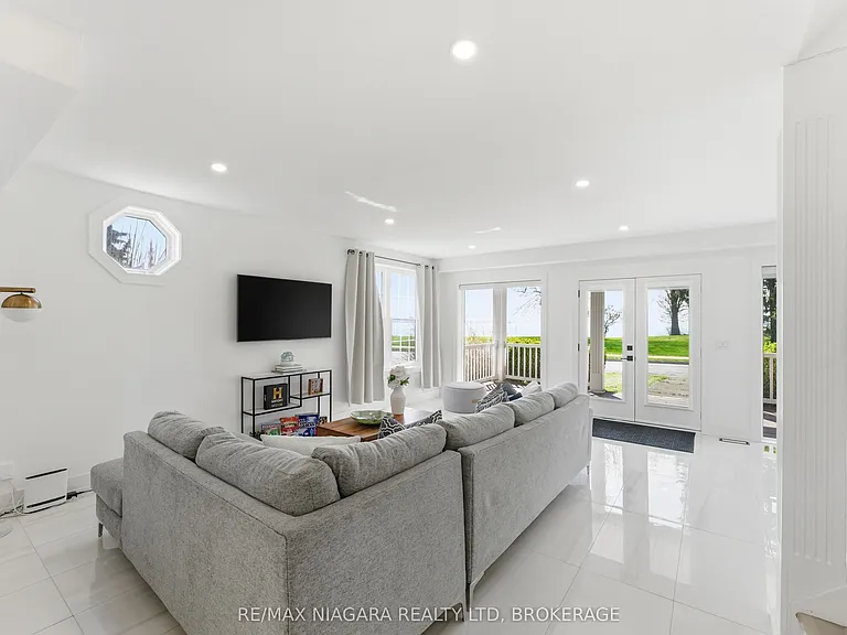 616 Lakeshore Rd — Photo 17