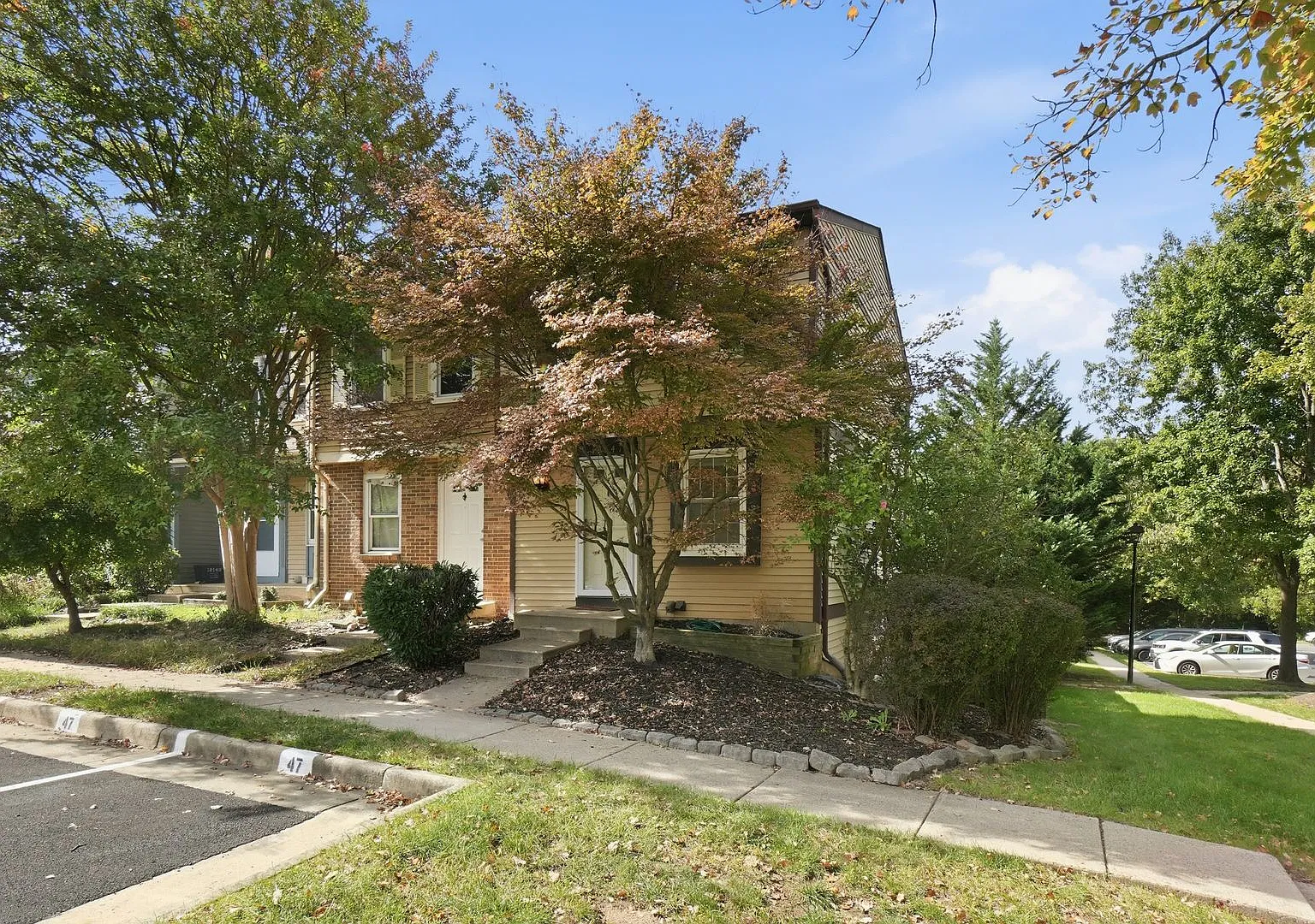 Welcome home to 12147 Purple Sage Court, a charming end-unit townhome tucked away on a quiet cul-... — Photo 2