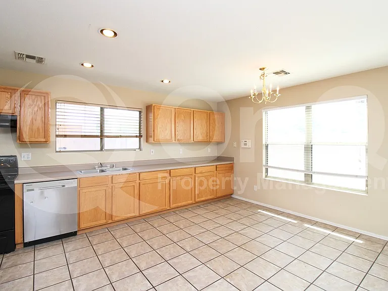 699 E Springfield Pl — Photo 4
