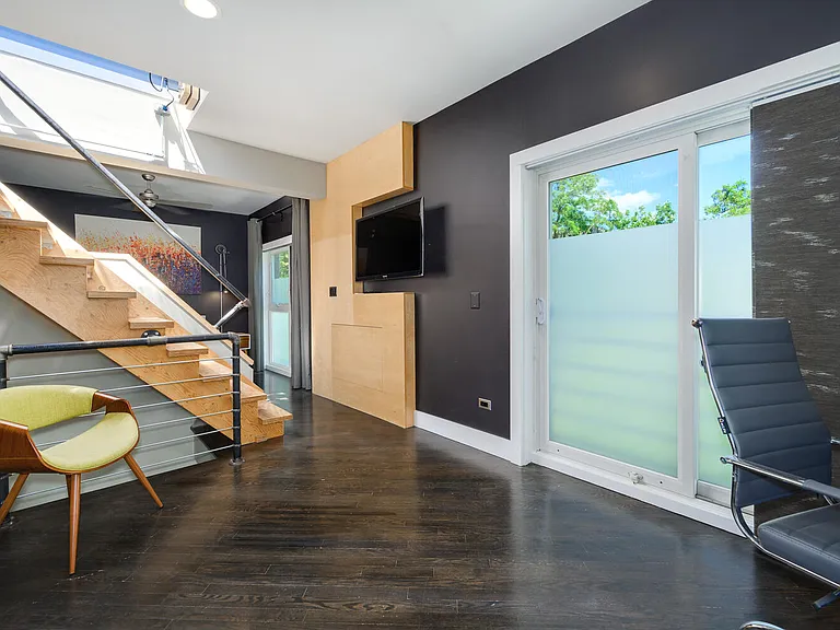 1738 N Hoyne Ave — Photo 2